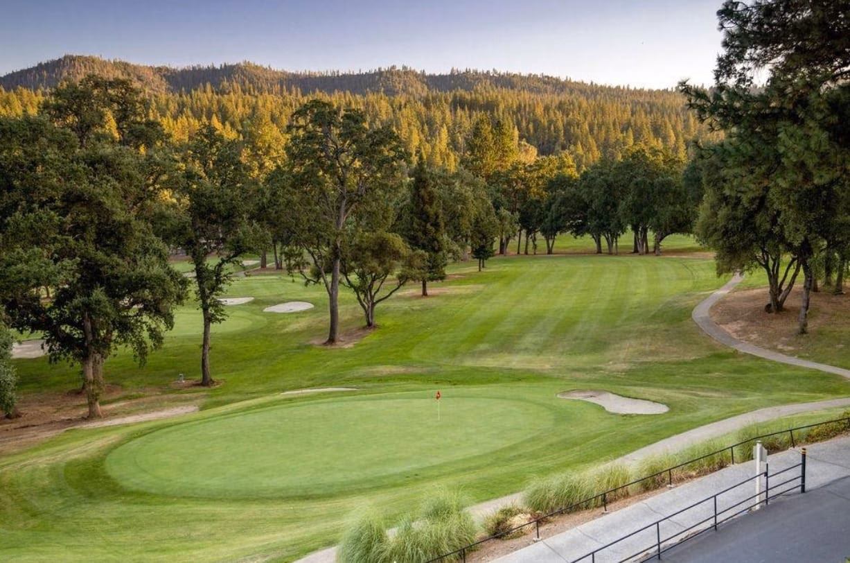 Green fairway, putting green and sand bunkers on the Pine Mountain Lake golf course